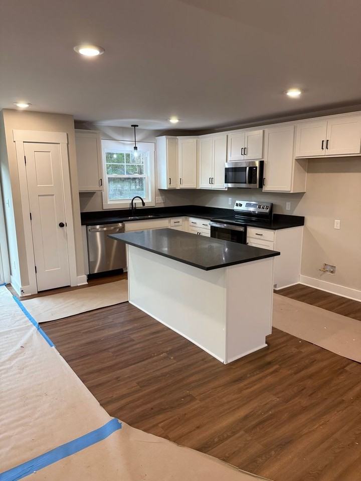 325 Yorktown Dr - Photo 2 of 16