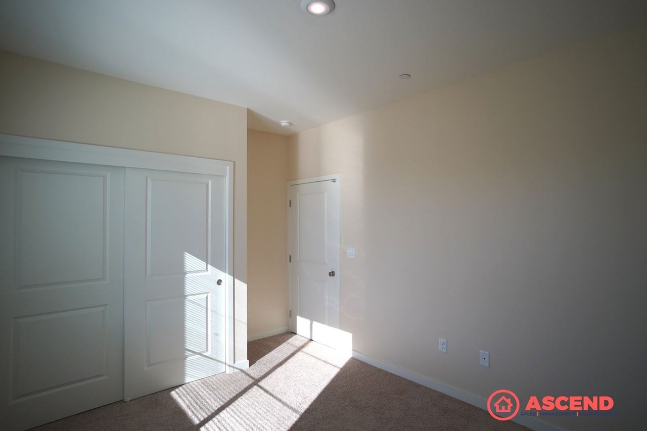 1018 Warwickshire Ave - Photo 6 of 20