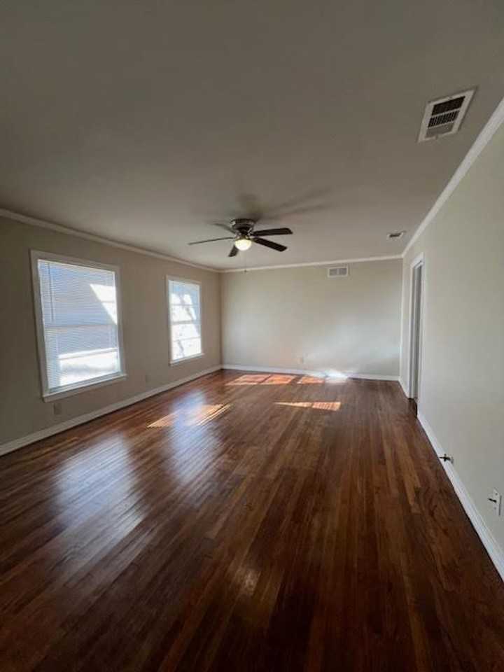 1105 Fisher St - Photo 3 of 19