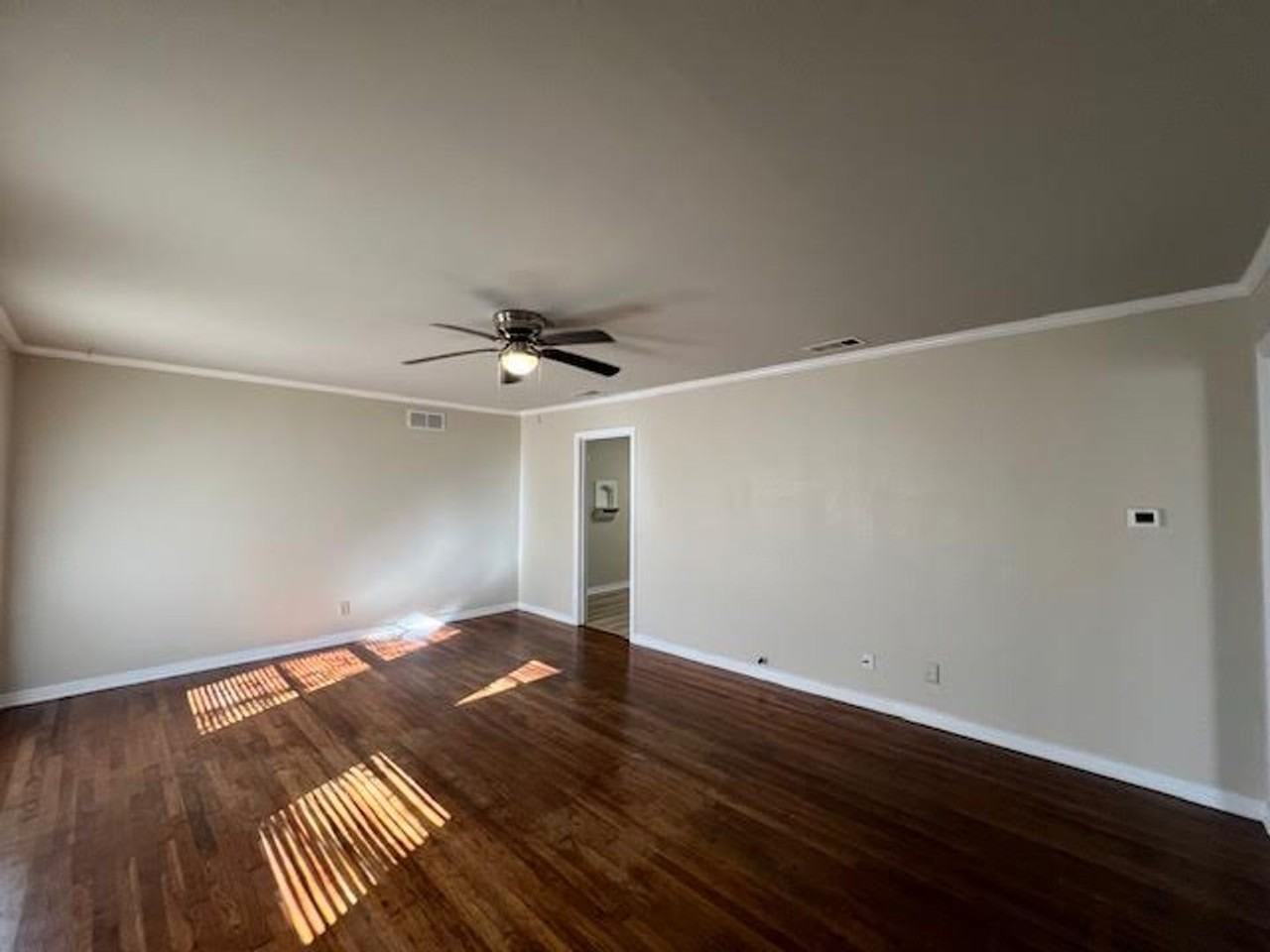 1105 Fisher St - Photo 4 of 19