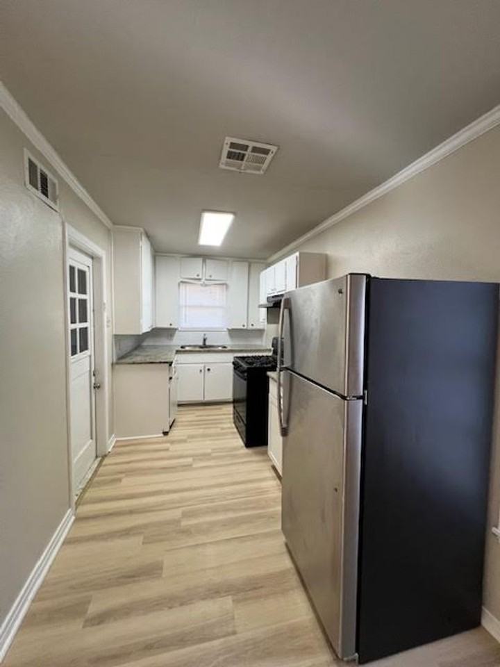 1105 Fisher St - Photo 7 of 19