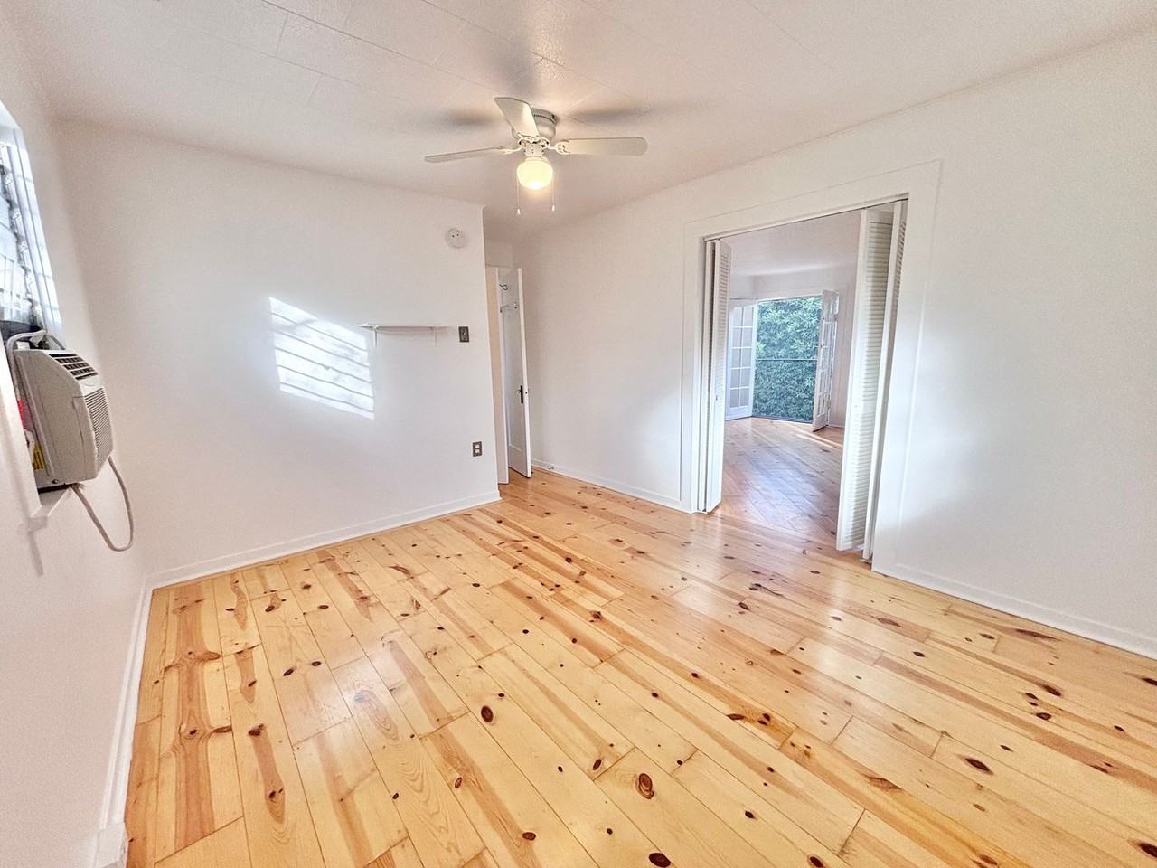 2339 Norwalk Ave - Photo 4 of 24