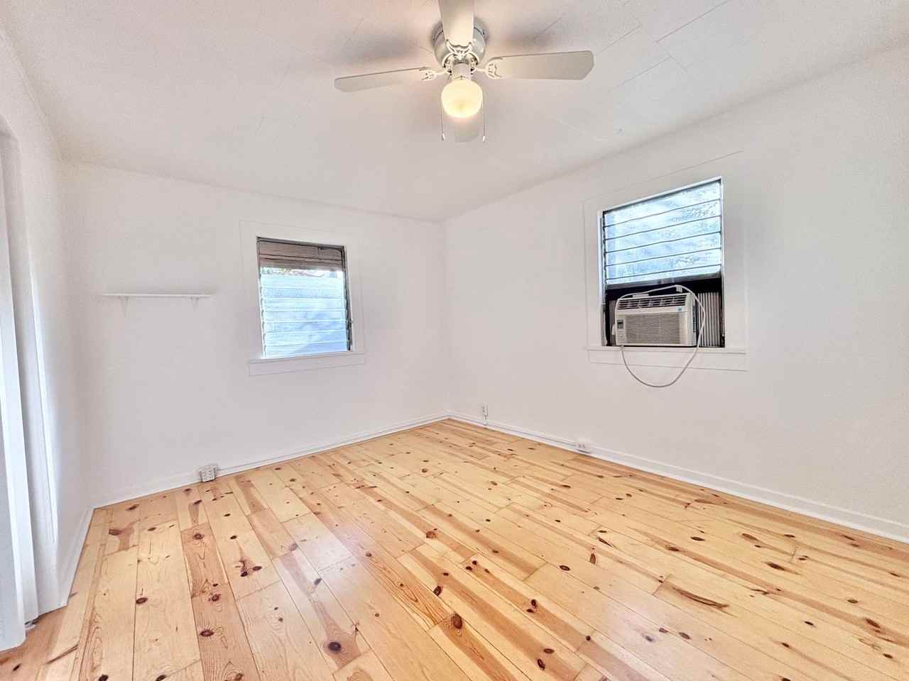 2339 Norwalk Ave - Photo 6 of 24