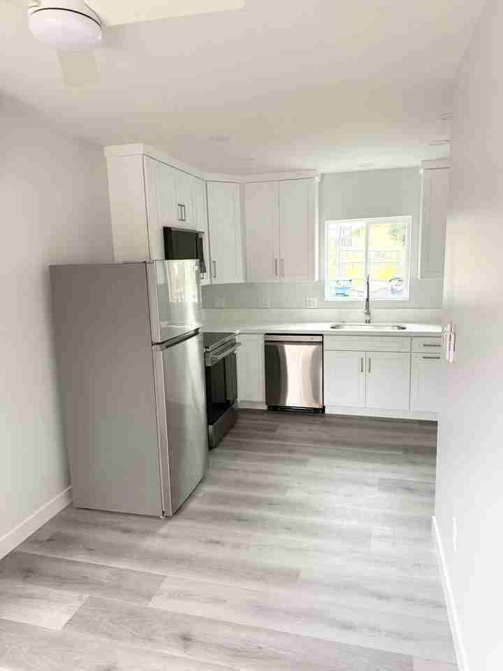 849 W. 11th Street - Photo 4 of 13