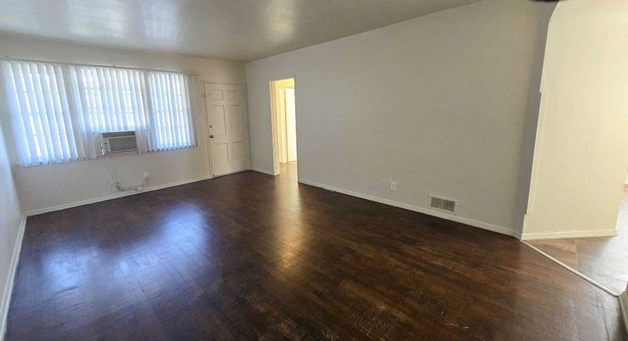 605 Kelton Ave - Photo 4 of 20