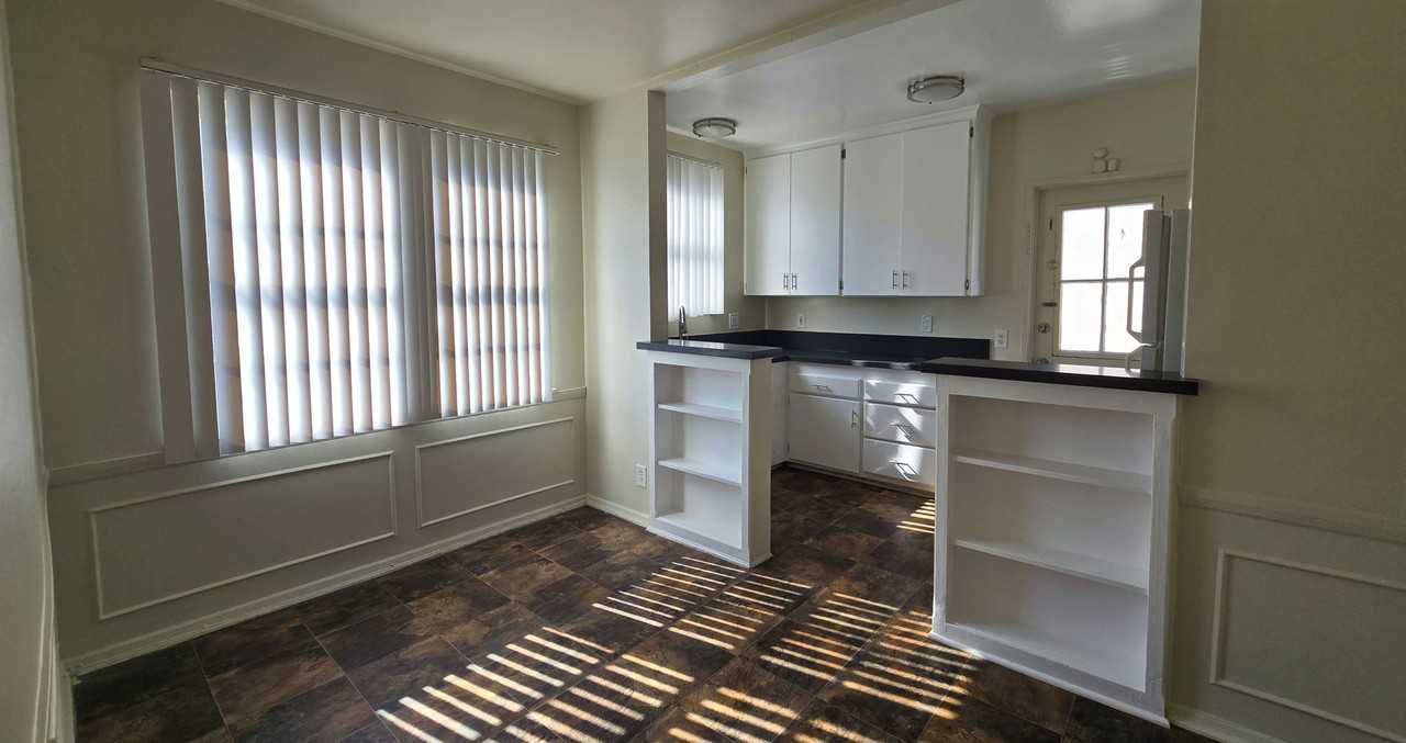 605 Kelton Ave - Photo 5 of 20