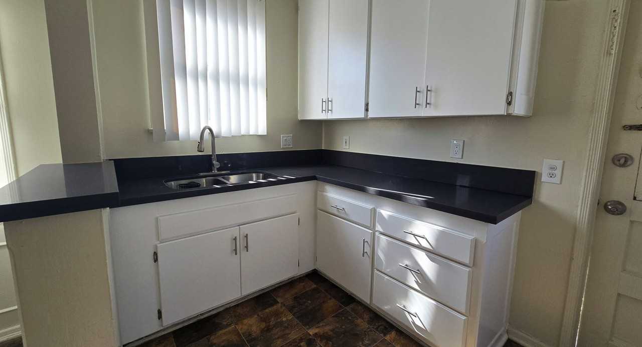 605 Kelton Ave - Photo 7 of 20