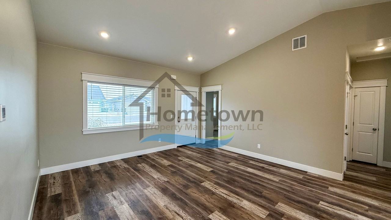 215 S Hills St - Photo 2 of 35