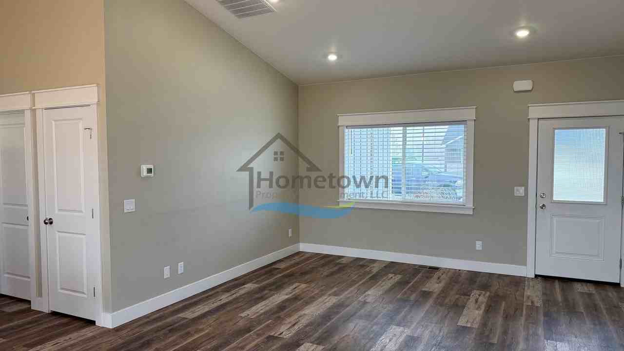 215 S Hills St - Photo 3 of 35