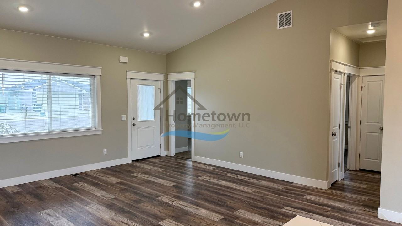 215 S Hills St - Photo 4 of 35