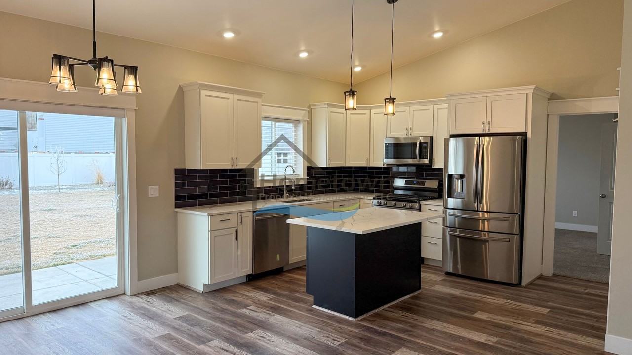 215 S Hills St - Photo 5 of 35