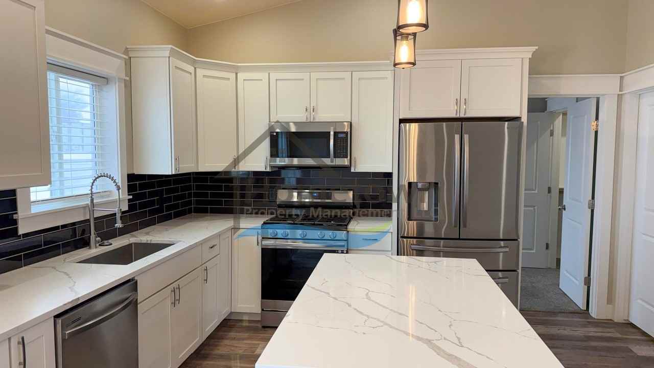 215 S Hills St - Photo 7 of 35