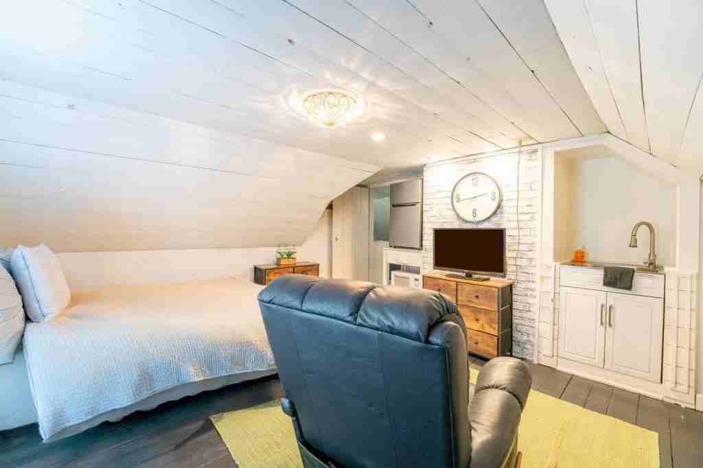 714 E Jefferson St Loft Suite - Photo 2 of 22