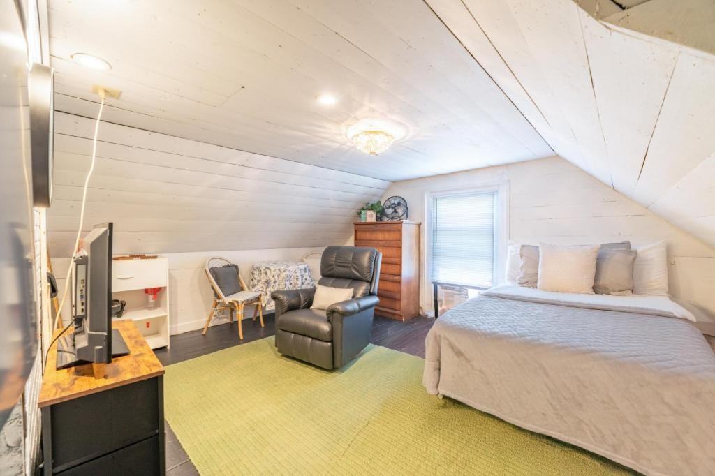 714 E Jefferson St Loft Suite - Photo 3 of 22