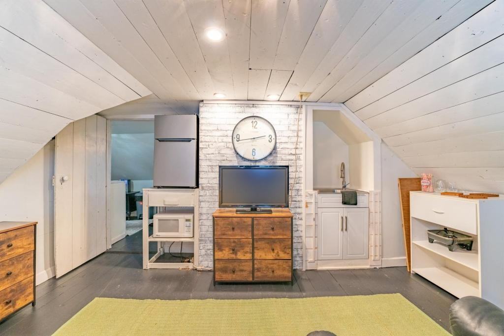 714 E Jefferson St Loft Suite - Photo 4 of 22