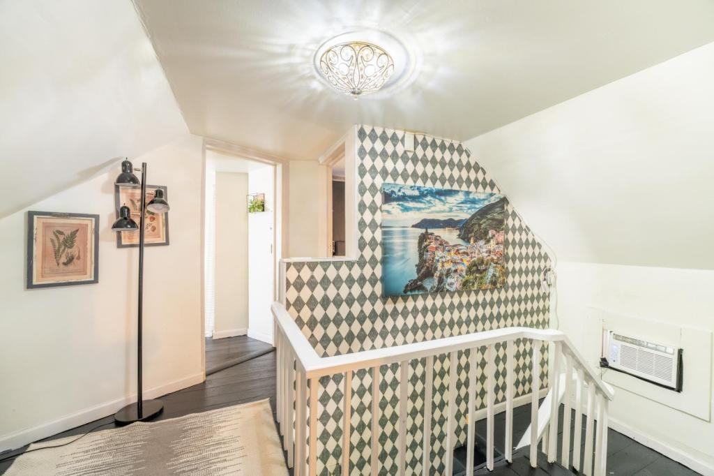 714 E Jefferson St Loft Suite - Photo 6 of 22