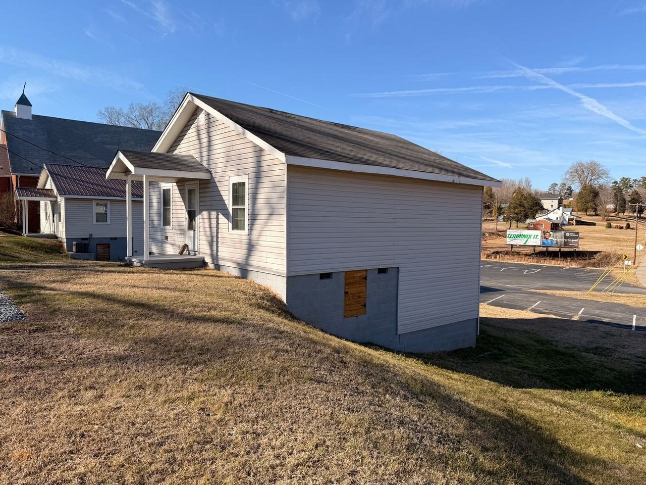 104 Doak St - Photo 4 of 12