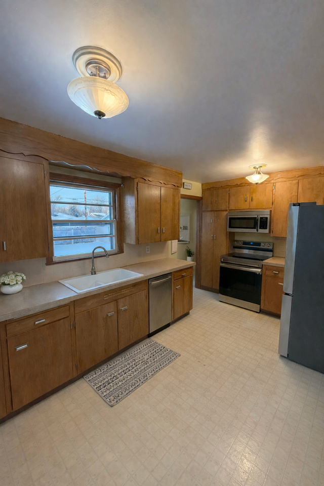 4621 Oneida St - Photo 2 of 14