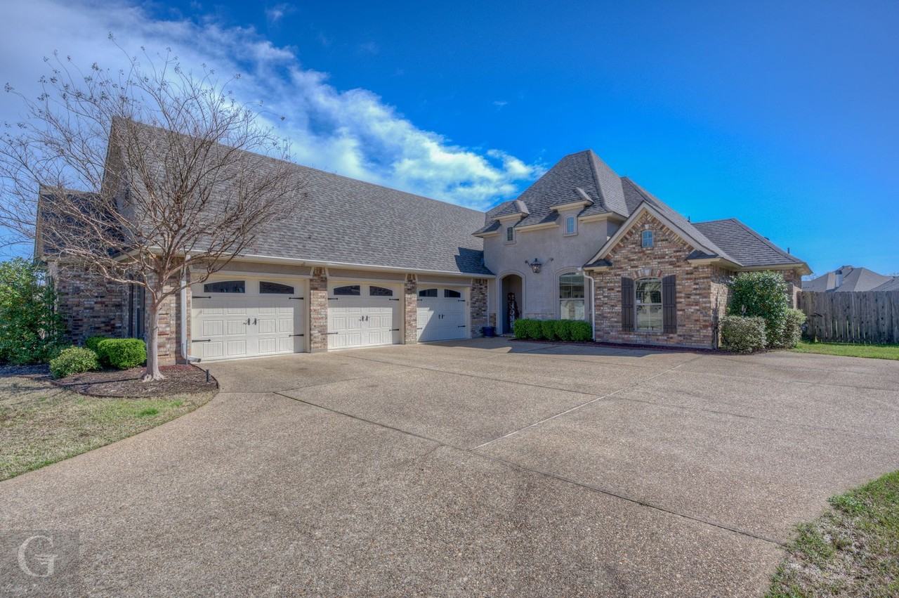 689 Dumaine Dr - Photo 2 of 36