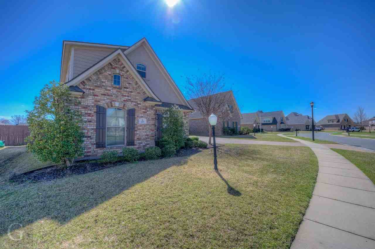 689 Dumaine Dr - Photo 3 of 36