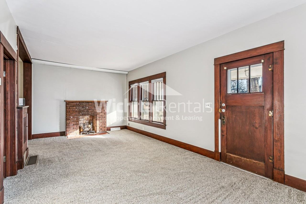 921 N Poplar St - Photo 2 of 11