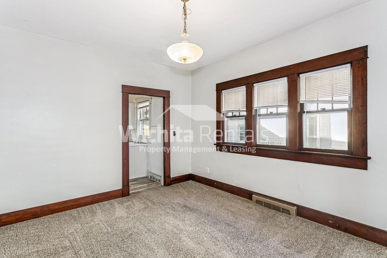 921 N Poplar St - Photo 3 of 11