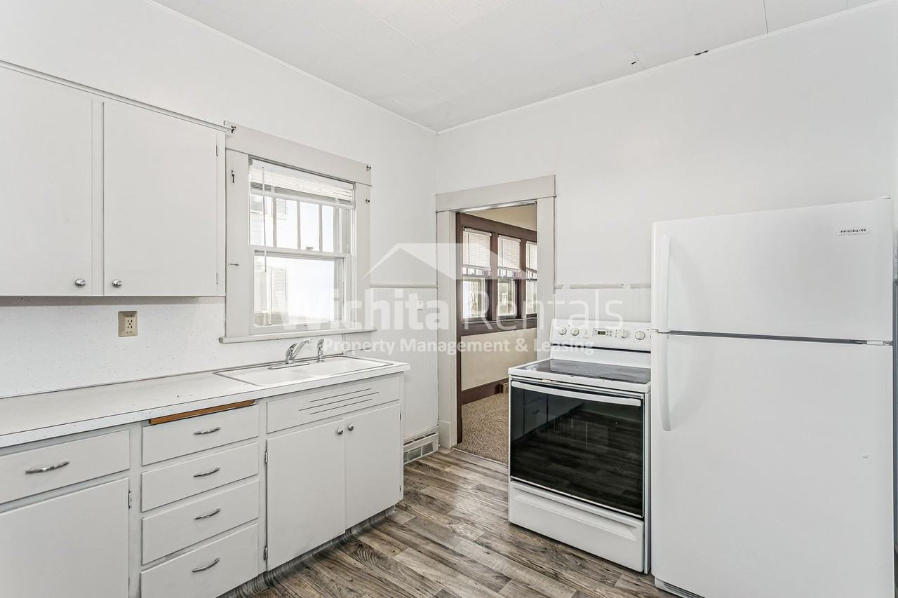 921 N Poplar St - Photo 4 of 11