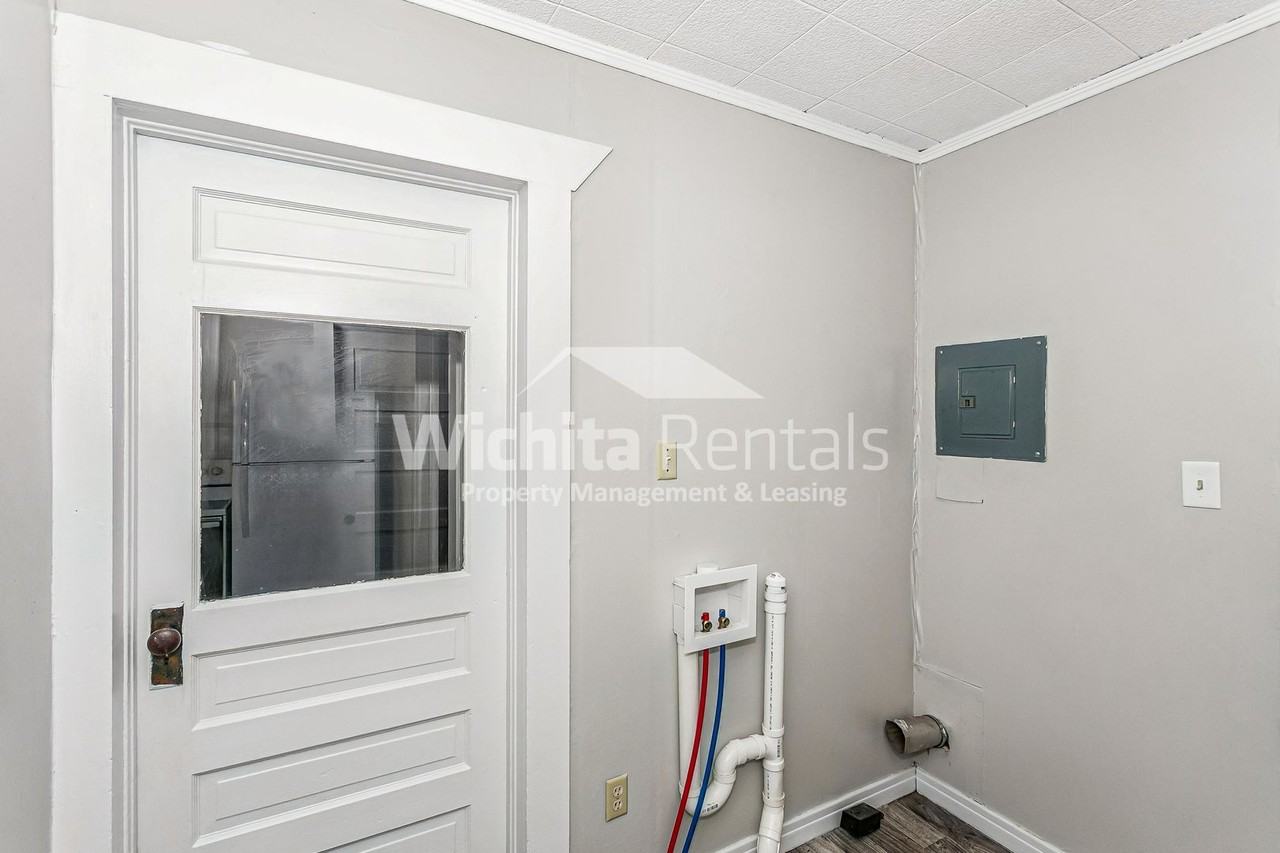 921 N Poplar St - Photo 5 of 11