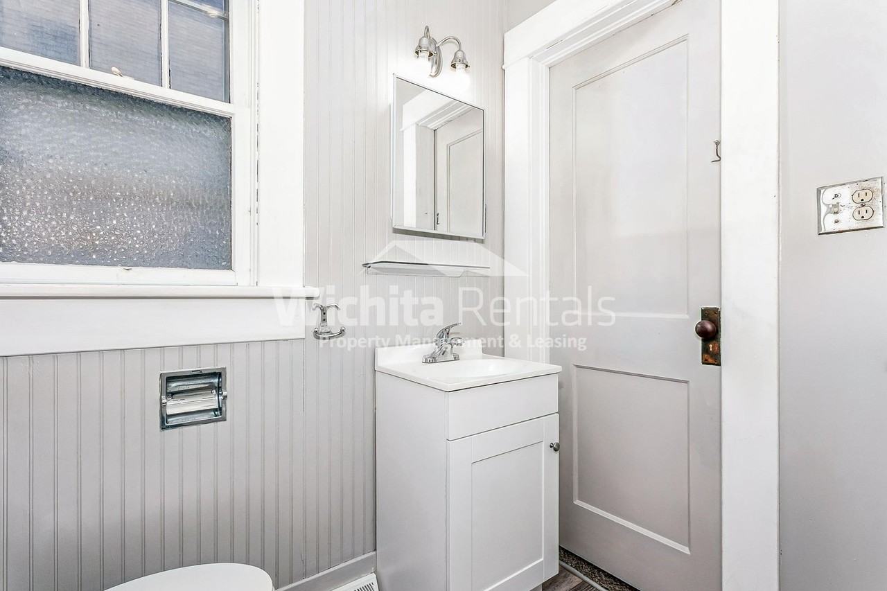 921 N Poplar St - Photo 7 of 11