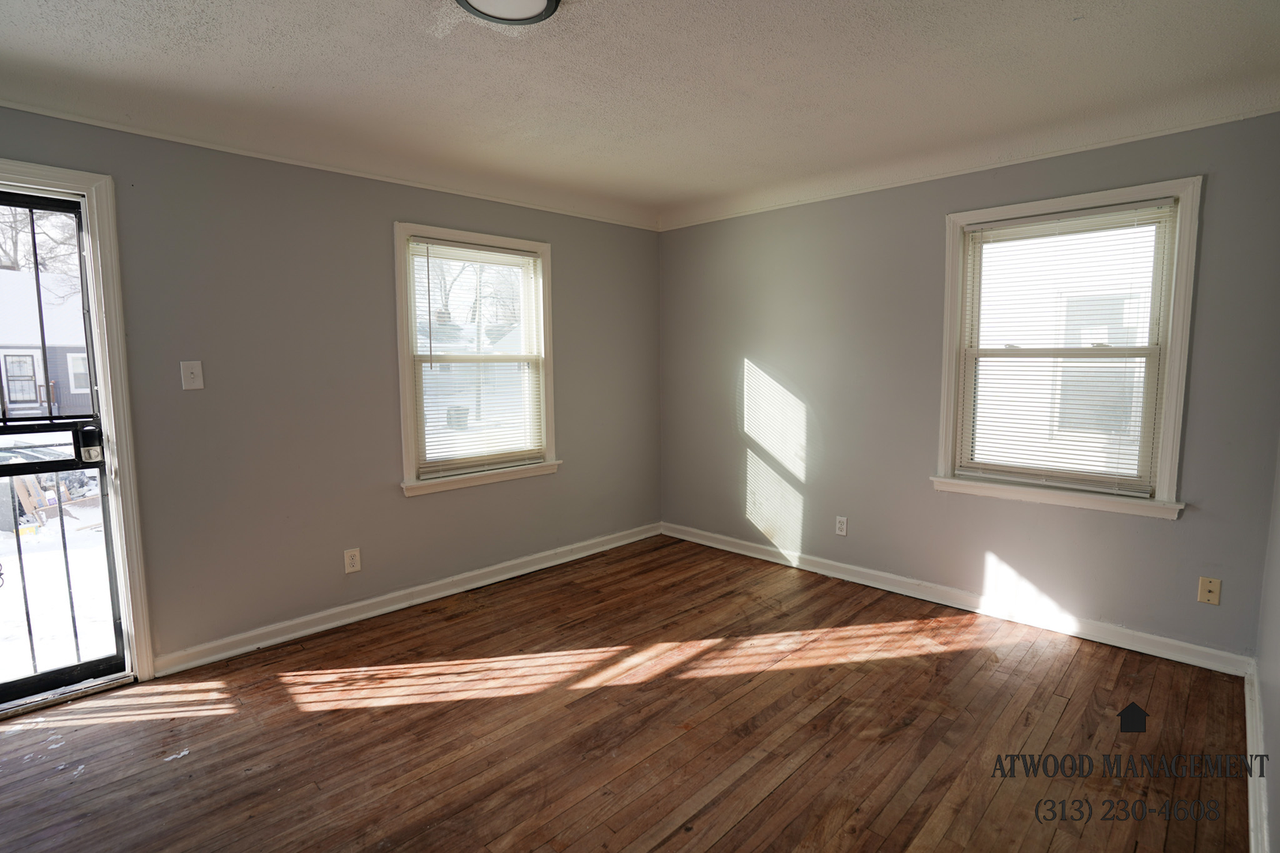 20042 Fenmore St - Photo 2 of 9