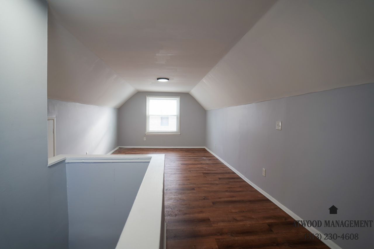 20042 Fenmore St - Photo 7 of 9