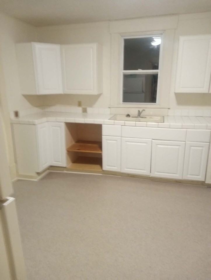 1209 S Malcolm Ave - Photo 3 of 11