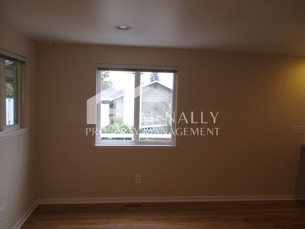 6013B Soundview Dr - Photo 4 of 14