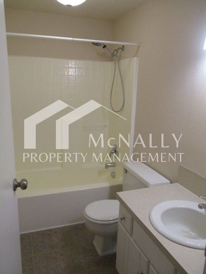 6013B Soundview Dr - Photo 7 of 14