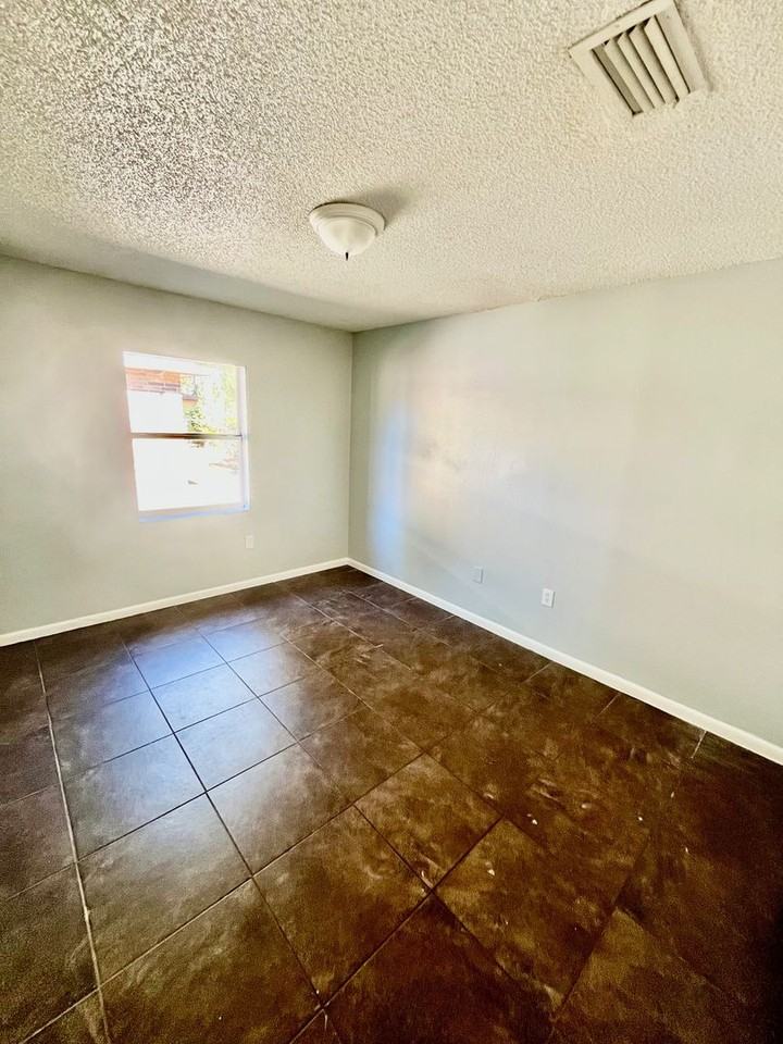 915 N Iowa Ave - Photo 3 of 7