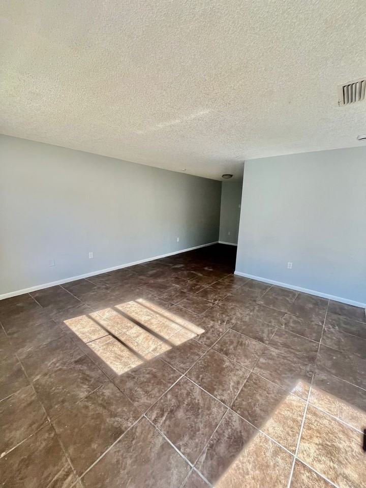 915 N Iowa Ave - Photo 7 of 7