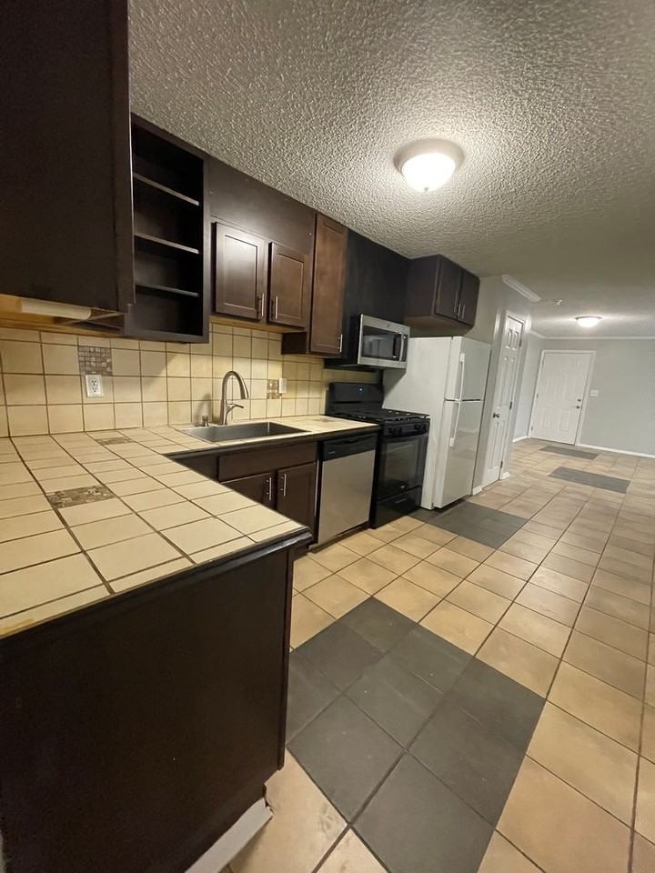 225 E Bryant St - Photo 6 of 16