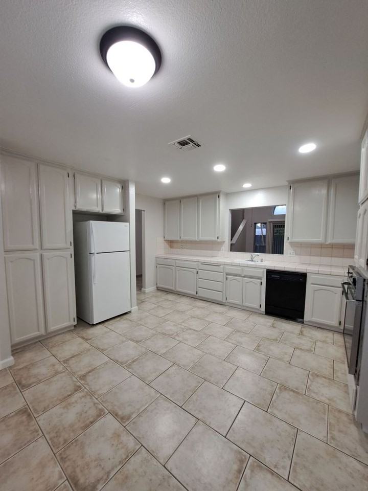 4109 W Cornell Ave - Photo 5 of 21