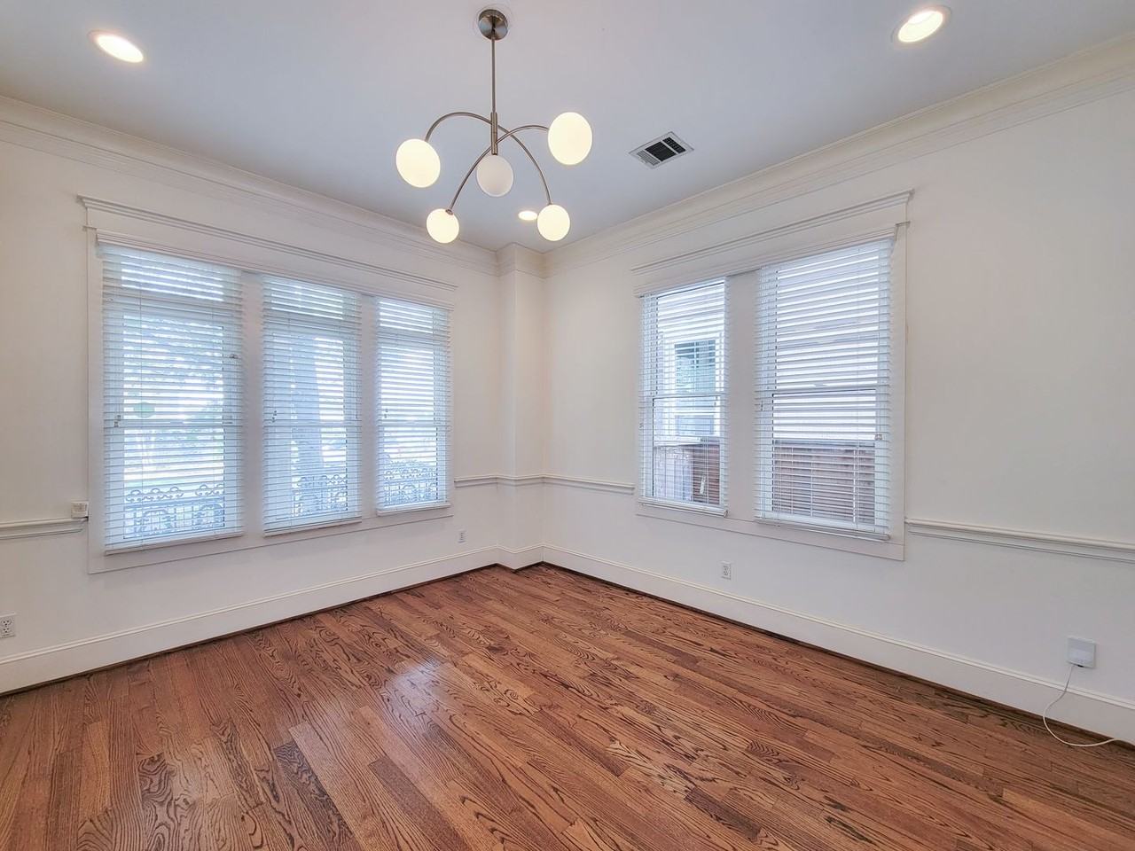 704 E 9th St - Photo 5 of 44