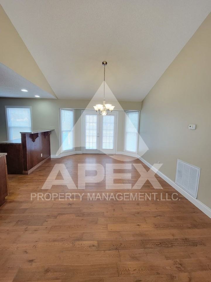 7508 Holly Crest Ln - Photo 4 of 27