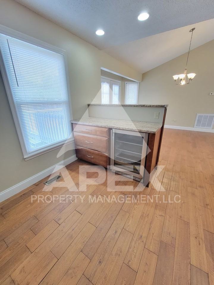 7508 Holly Crest Ln - Photo 7 of 27