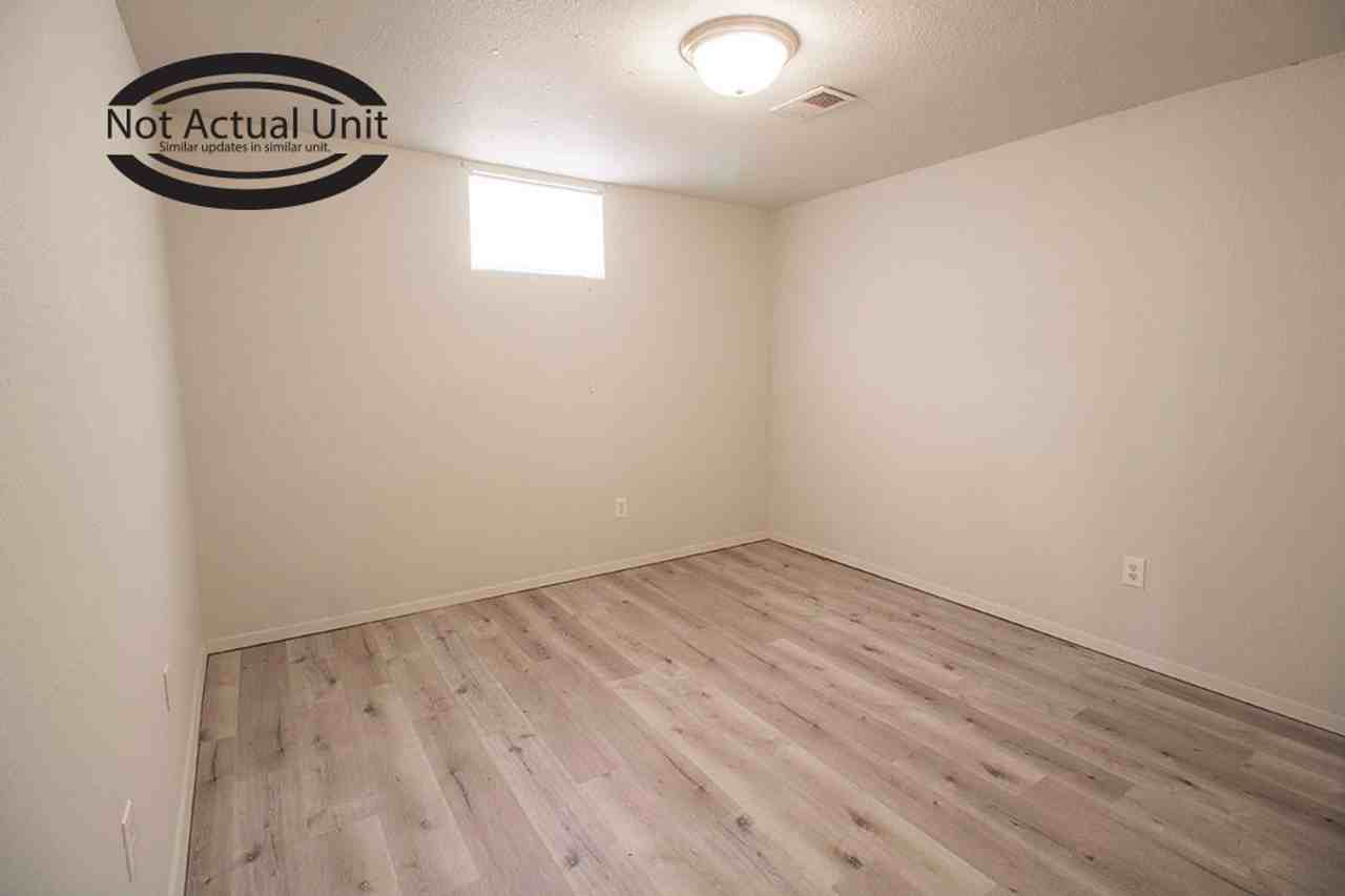 211 West Blvd N - Photo 4 of 37