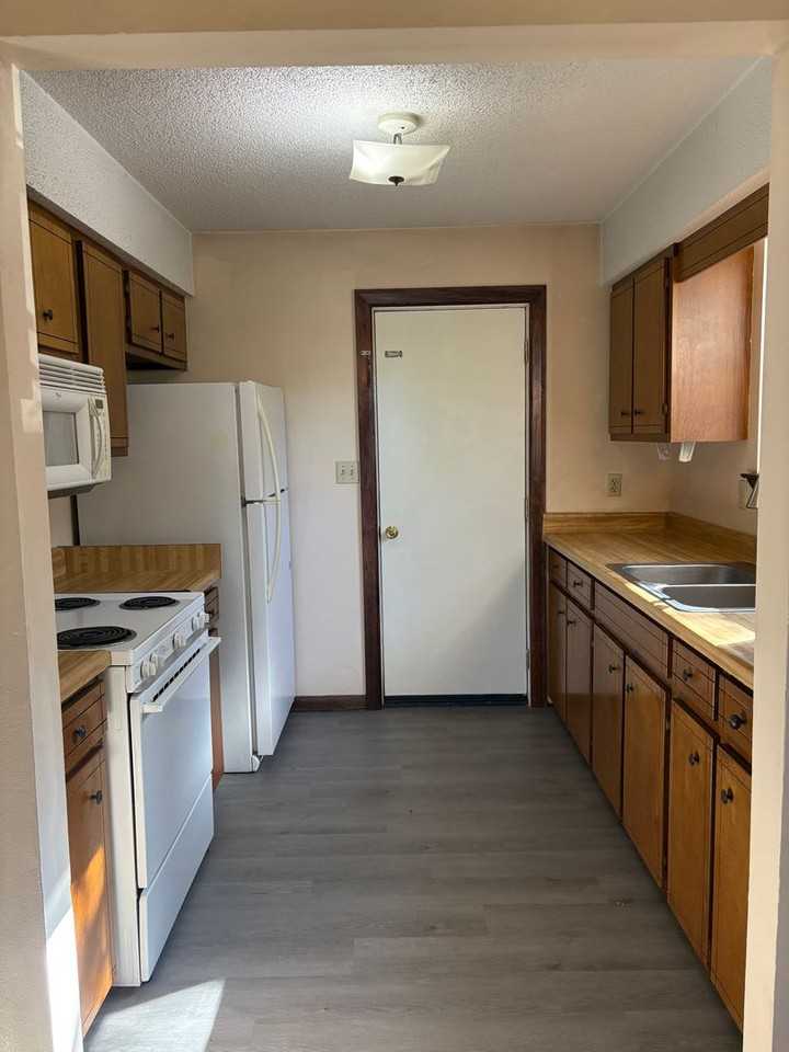 222 Reynolds Ave - Photo 4 of 14