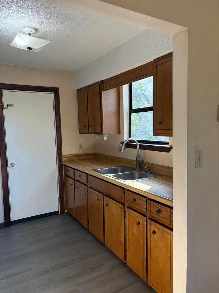 222 Reynolds Ave - Photo 5 of 14