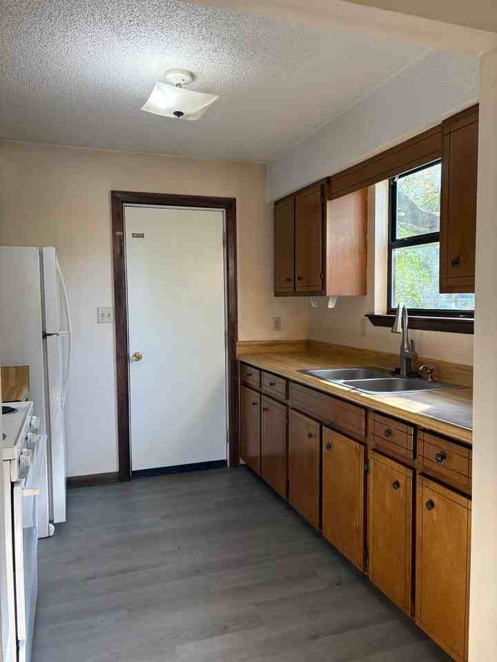 222 Reynolds Ave - Photo 7 of 14