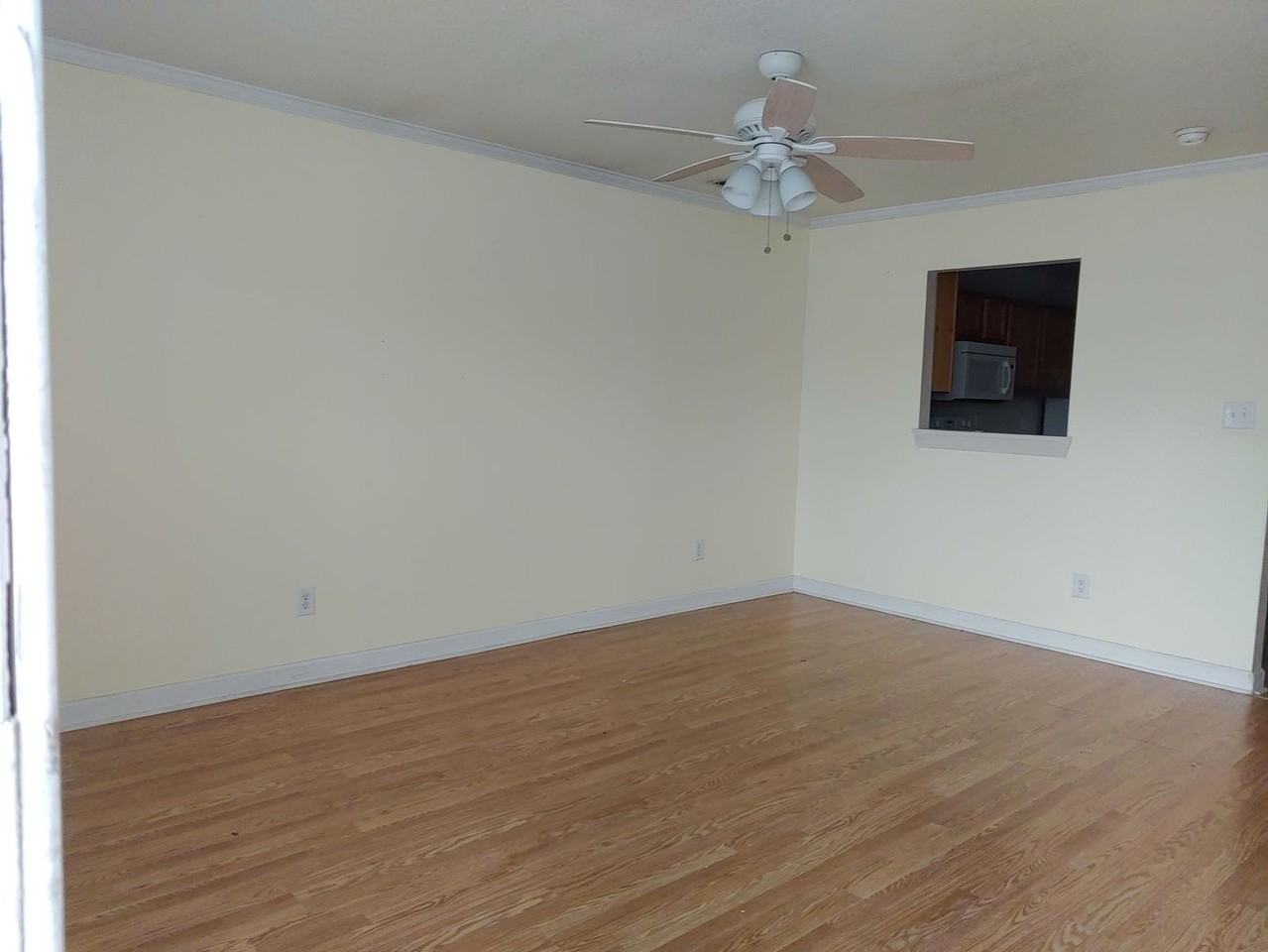 202 Streamwood Dr - Photo 2 of 8