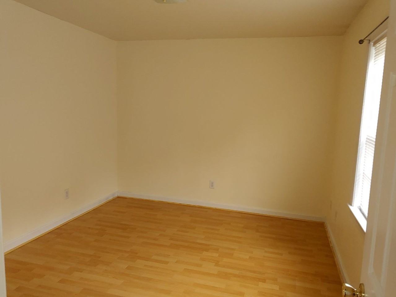 202 Streamwood Dr - Photo 3 of 8