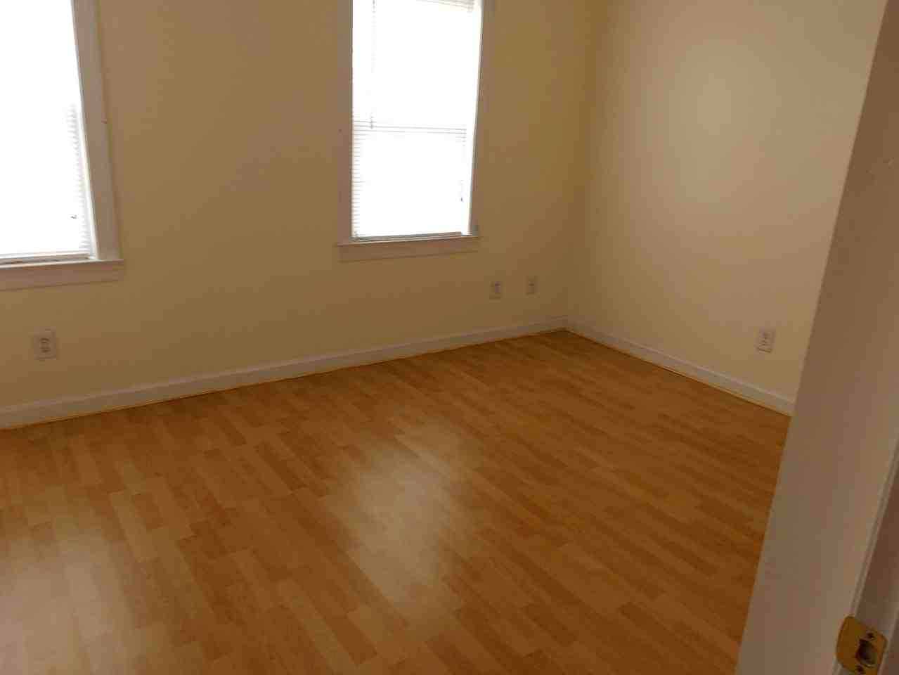 202 Streamwood Dr - Photo 4 of 8