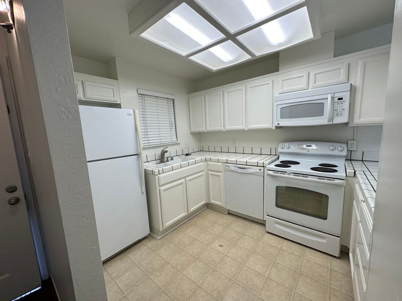 340 Grand Blvd #8 - Photo 4 of 23