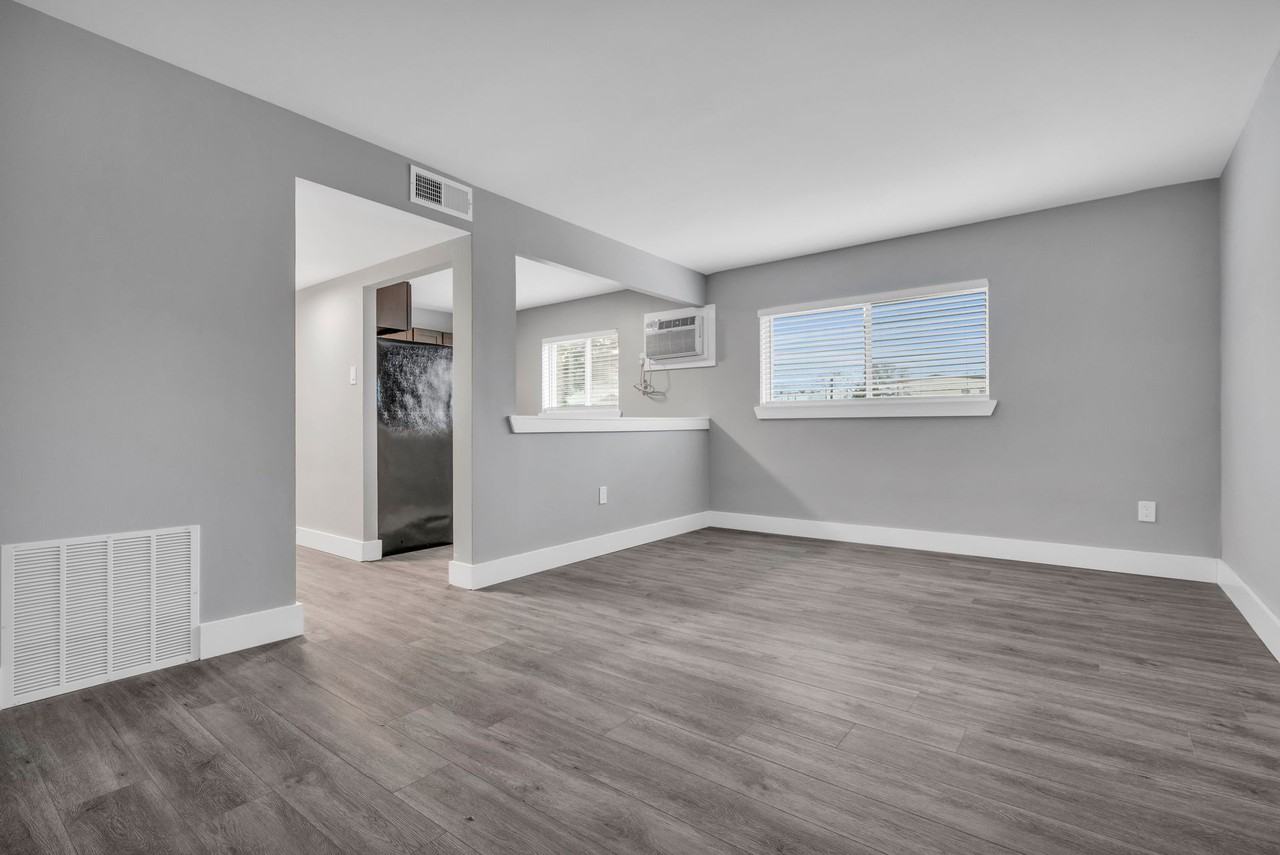 Welsh Manor - Photo 3 of 25